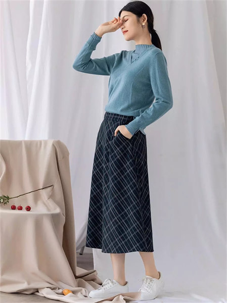 依伽依佳女装品牌2021秋季蓝色高领针织衫