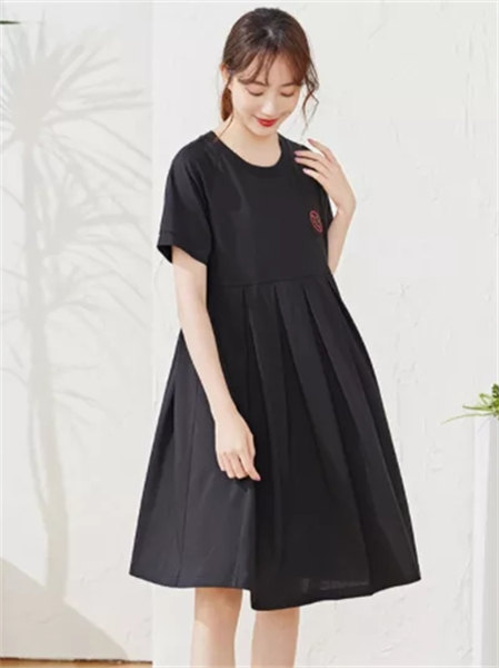 孕之彩孕妇装品牌2021秋季黑色圆领褶皱阔型连衣裙