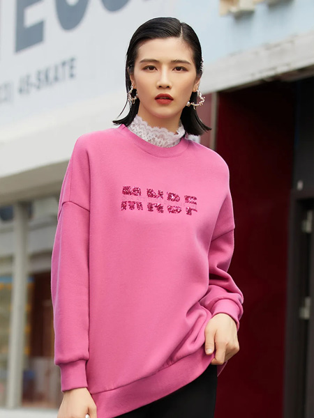 曼诺比菲女装品牌2021秋冬粉色卫衣