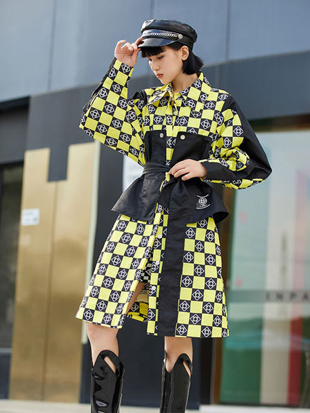 欧蒂芙女装品牌2021秋冬黄色小香风设计收腰连衣裙