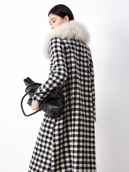 伊纳芙女装品牌2021冬季毛领长款格子外套