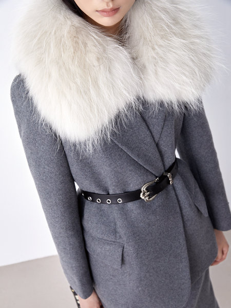 伊纳芙女装品牌2021冬季大毛领系腰带大衣