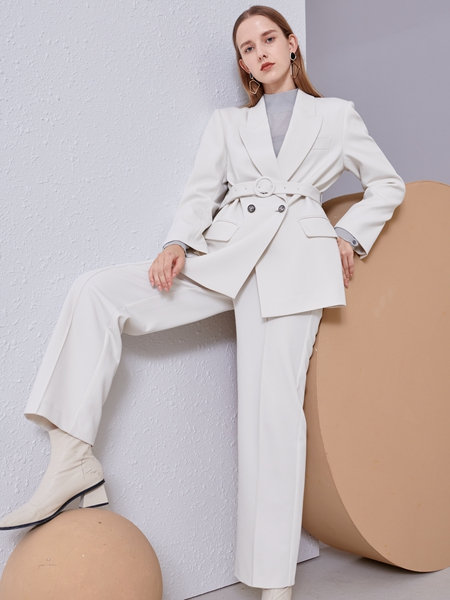 沙与沫女装品牌2021冬季系腰带白色套装