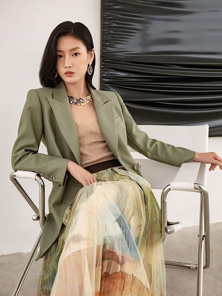 美诗缇MIXTIE女装品牌2021秋季气质绿色中长款西装外套