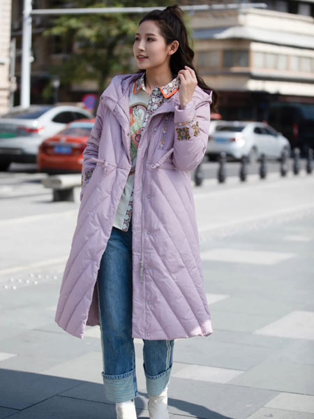 一城画一女装品牌2021秋冬紫色连帽长款羽绒服