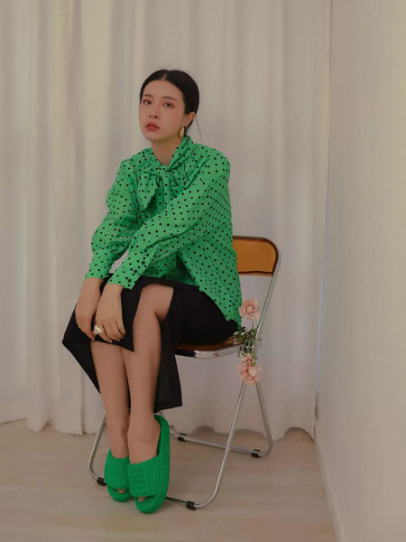 JOU SEO MOK女装品牌2021秋冬波点绿色衬衫上衣