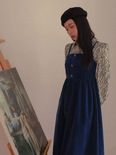 JOU SEO MOK女装品牌2021秋冬收腰吊带牛仔长裙