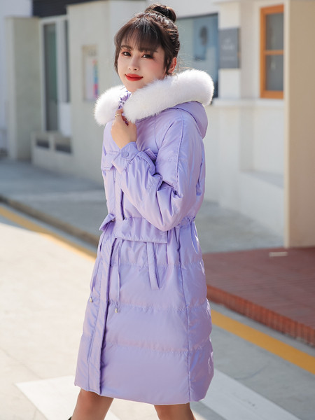 艾诺绮女装品牌2021冬季紫色毛领收腰羽绒服