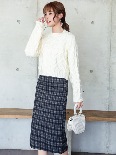 艾诺绮女装品牌2021冬季半高领白色针织毛衣