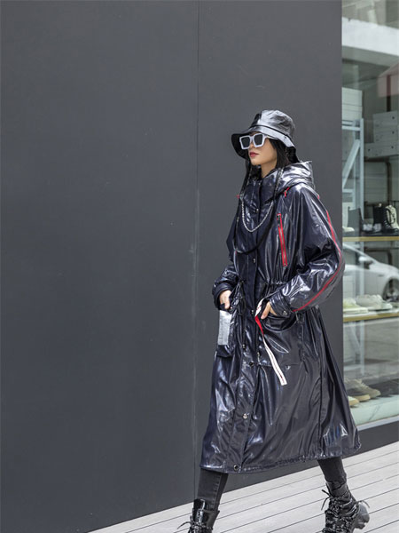 拓谷TUOGU原创设计师潮牌女装品牌2021冬季长款亮面连帽外套