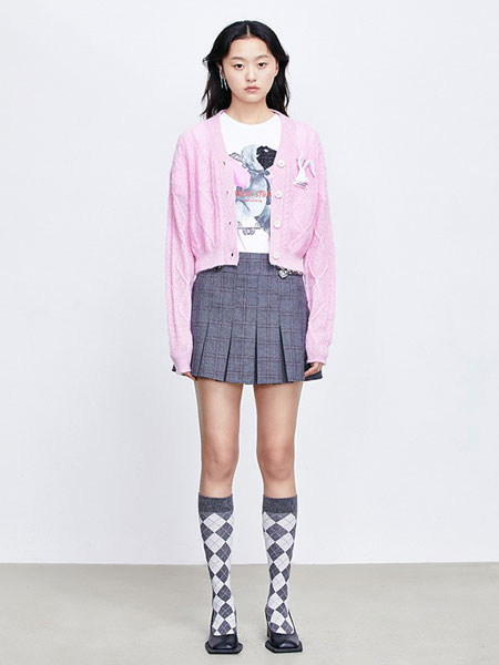 致瑞女装品牌2021冬季粉色甜美短款针织开衫