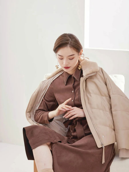 领秀女装品牌2021冬季韩版保暖短款羽绒服