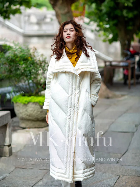 米可秋赋女装品牌2021冬季翻领长款米白色羽绒服