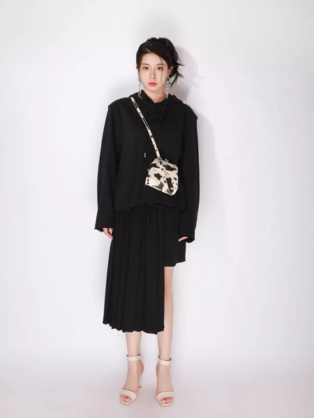 JOU SEO MOK女装品牌2021冬季不规则设计感连衣裙