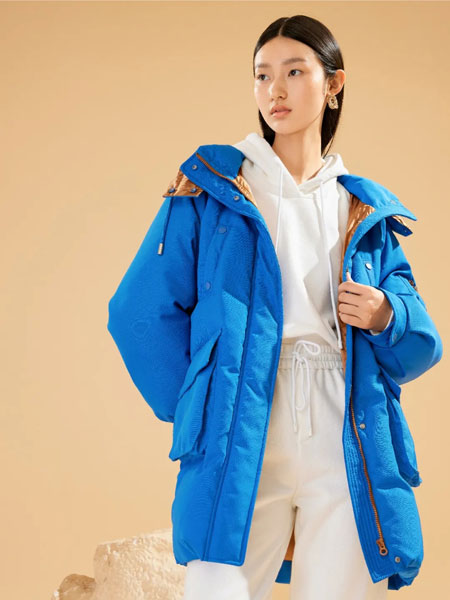 迪赛尼斯女装品牌2021冬季连帽撞色中长款外套