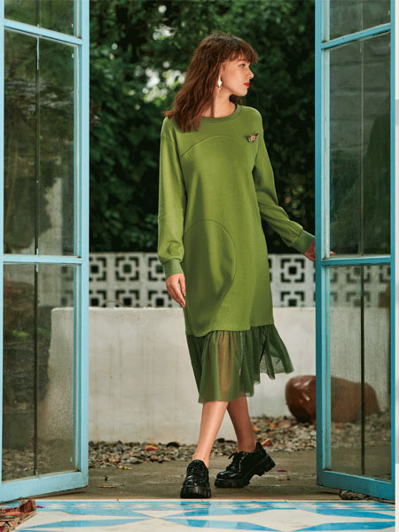 犁人坊女装品牌2021冬季绿色拼接长款毛衣连衣裙