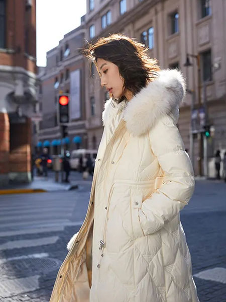 桑索女装品牌2021冬季毛领米白色长款保暖羽绒服