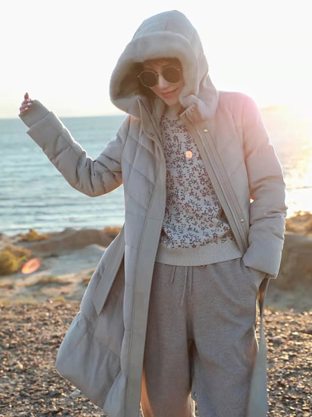 艾米尔女装品牌2021冬季连帽长款灰色羽绒服