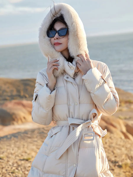 艾米尔女装品牌2021冬季米白色系腰带羽绒服