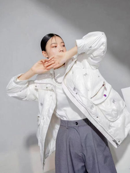 歌米裳女装品牌2021冬季立领纯白时尚羽绒服