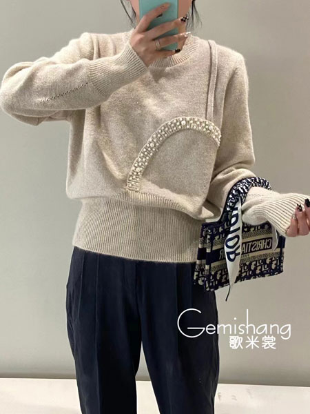 歌米裳女装品牌2021冬季短款柔软时尚毛衣