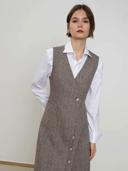 CARBAMMI卡邦尼女装品牌2021冬季气质时髦长款背带裙