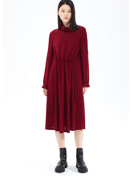 和言女装品牌2021冬季红色百褶连衣裙
