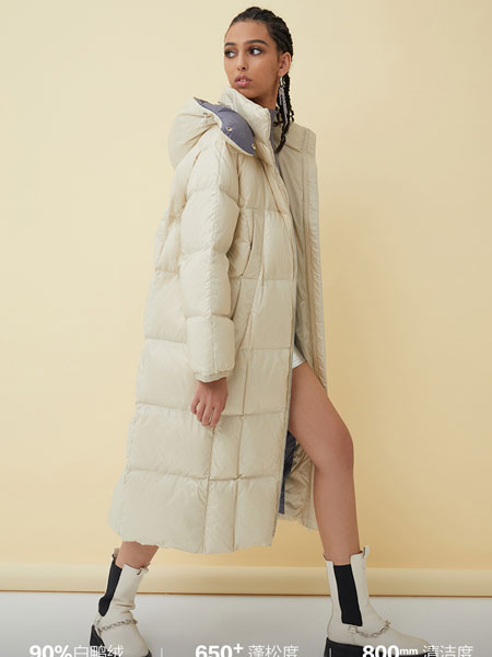 金羽杰女装品牌2021冬季长款米白色羽绒服