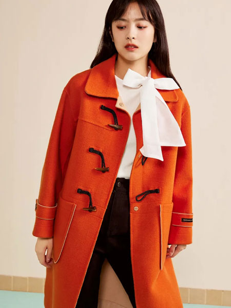 费依女装品牌2021冬季橘色长款牛角扣大衣