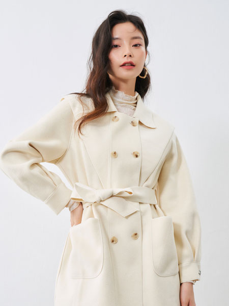爱客女装品牌2021冬季系腰带米白色大衣