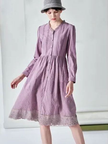 犁人坊女装品牌2021冬季花边紫色长款连衣裙