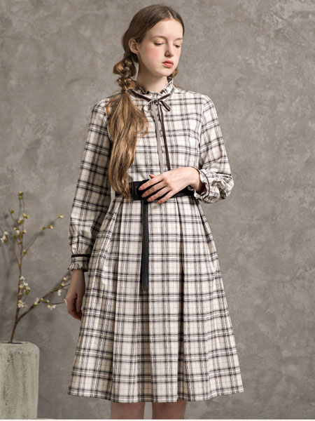 范可儿女装品牌2021冬季气质淑女格纹连衣裙