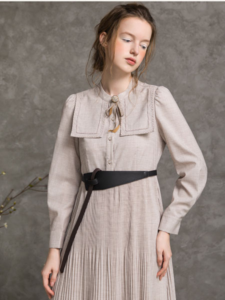范可儿女装品牌2021冬季系腰带文艺气质连衣裙