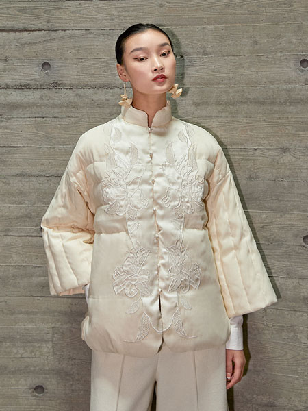 界内界外女装品牌2021冬季立领刺绣保暖羽绒服