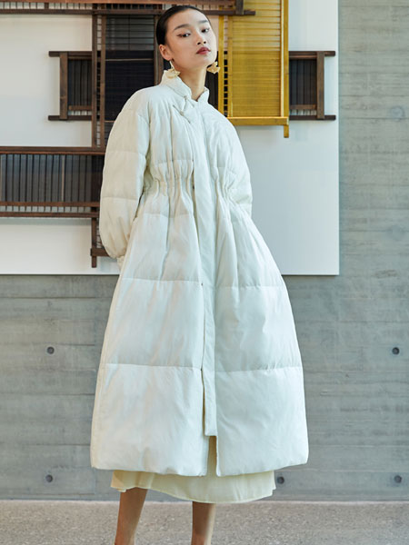 界内界外女装品牌2021冬季收腰长款保暖羽绒服