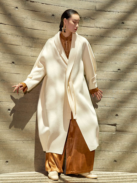 界内界外女装品牌2021冬季简约米白色呢子大衣