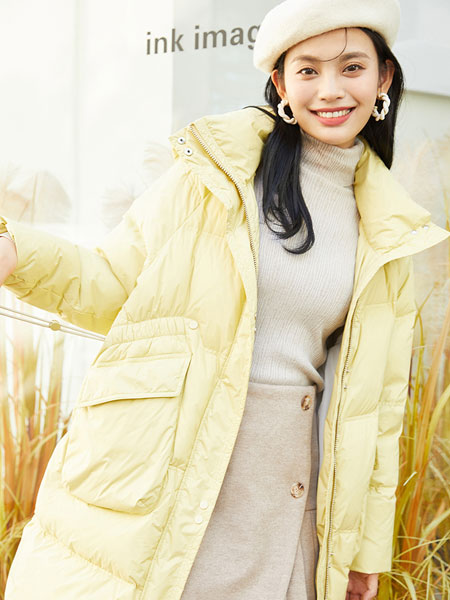 洛呗一女装品牌2021冬季嫩黄色宽松舒适羽绒服