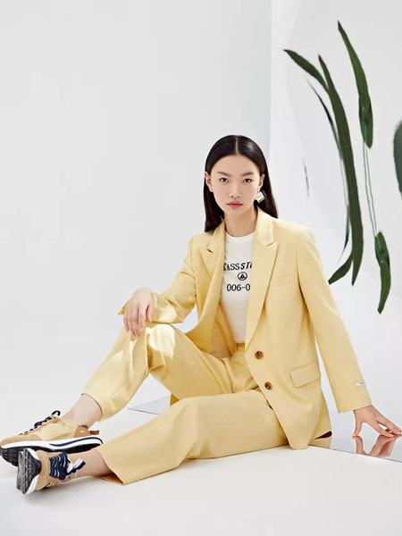 YXZ尤西子女装品牌2022春季淡黄色气质套装