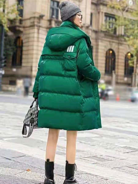波莫纳女装品牌2021冬季连帽绿色保暖羽绒服