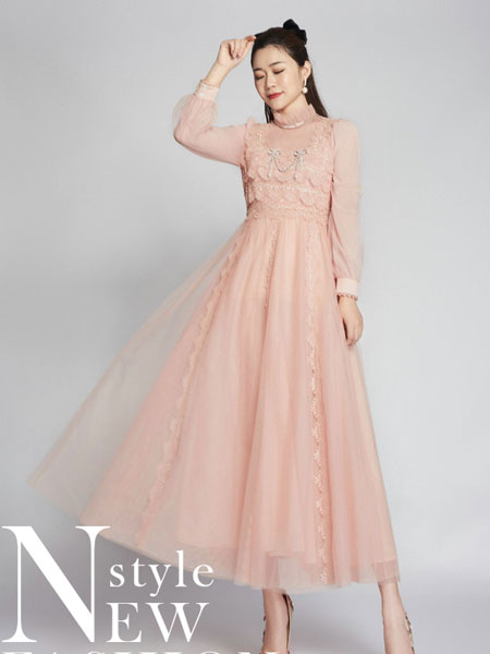 百丝女装品牌2021冬季甜心粉色长款连衣裙