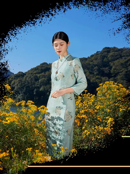 曼茜纱女装品牌2022春季刺绣气质中国风旗袍