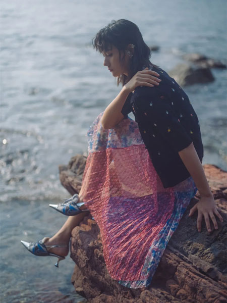 渔女装品牌2022春夏气质柔软针织开衫