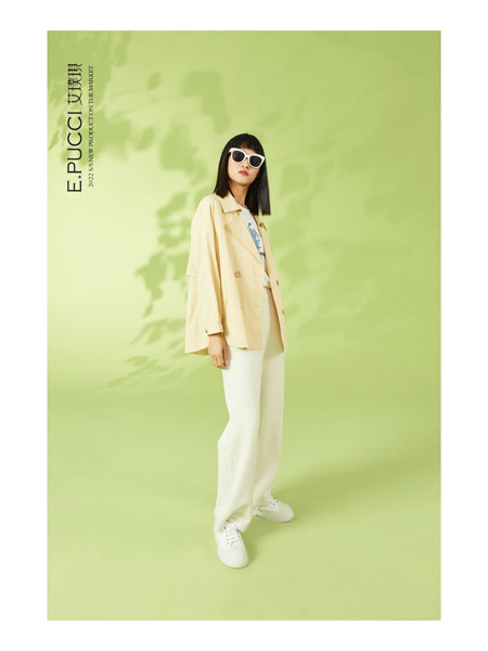 艾璞琪女装品牌2022春季米白色短款外套