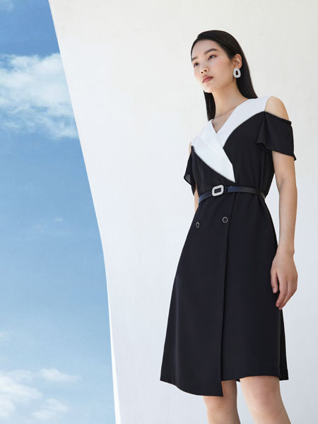 佳纷时尚女装品牌2022春季黑白漏肩气质短款连衣裙