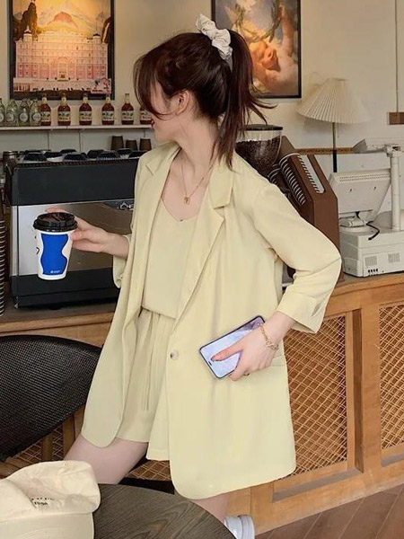 怦然心动女装品牌2022春夏纯色黄色韩版快时尚通勤风文艺范套装