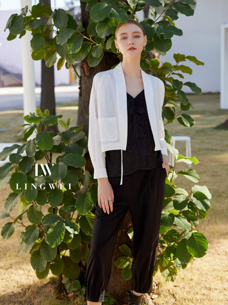 领葳女装品牌2022春夏白色韩版淑女森系小清新慵懒风百搭短款外套