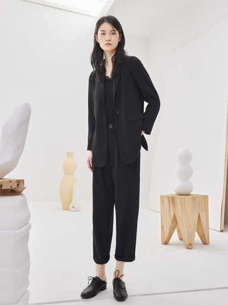 唯弋VIS＆VIO女装品牌2022春夏黑色纯色韩版快时尚商务通勤风百搭成熟外套中性英伦外套