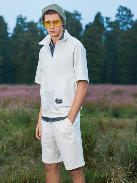 EGOU男装品牌2022春夏白色纯色韩版运动风学院时尚潮流个性户外服装中袖男士上衣