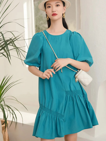 曼诺比菲女装品牌2022春夏蓝色纯色日系森系休闲宽松灯笼袖中袖圆领设计感不规则连衣裙