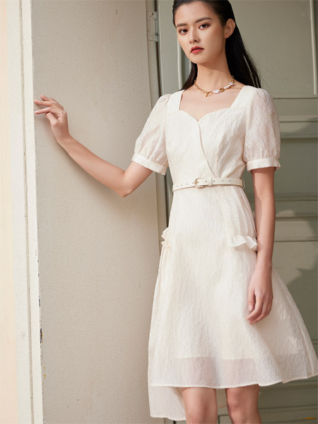 曼诺比菲女装品牌2022春夏白色纯色韩版淑女学院复古风设计感小清新名媛不规则收腰连衣裙